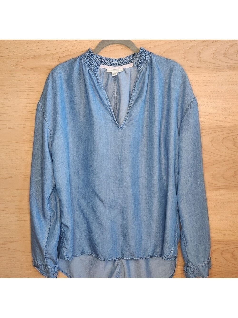 ON 34TH RUCHED DELICATE RUFFLE V NECK CHAMBRAY OVERSIZED ULTRA SOFT TOP BLOUSE M